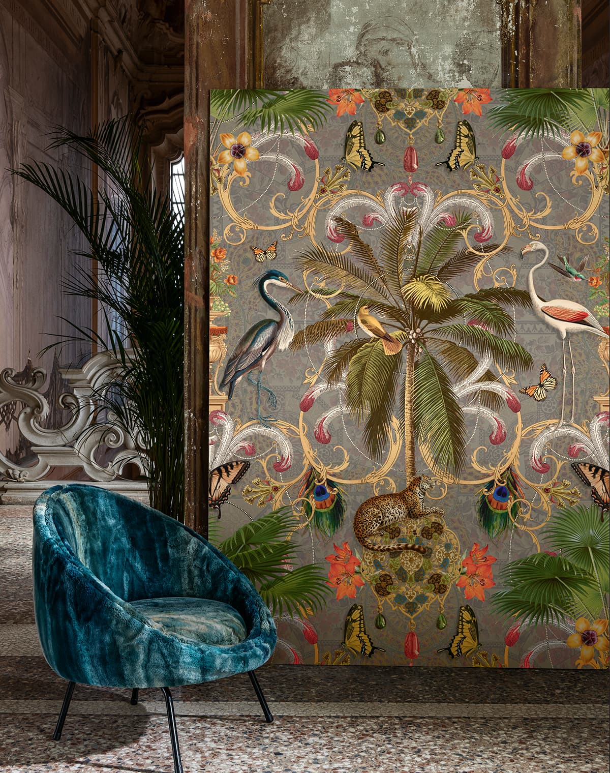 Ein blauer Sessel und eine Tapete mit floralen und tierischen Designs