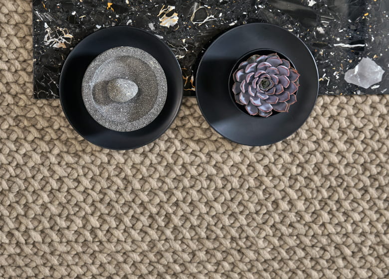 Bräunlicher Teppich mit dekorative Artikel Detailbild