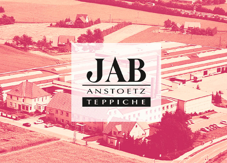 Eine Aufnahme von einem JAB Flooring Logo vor einem Gebäude.