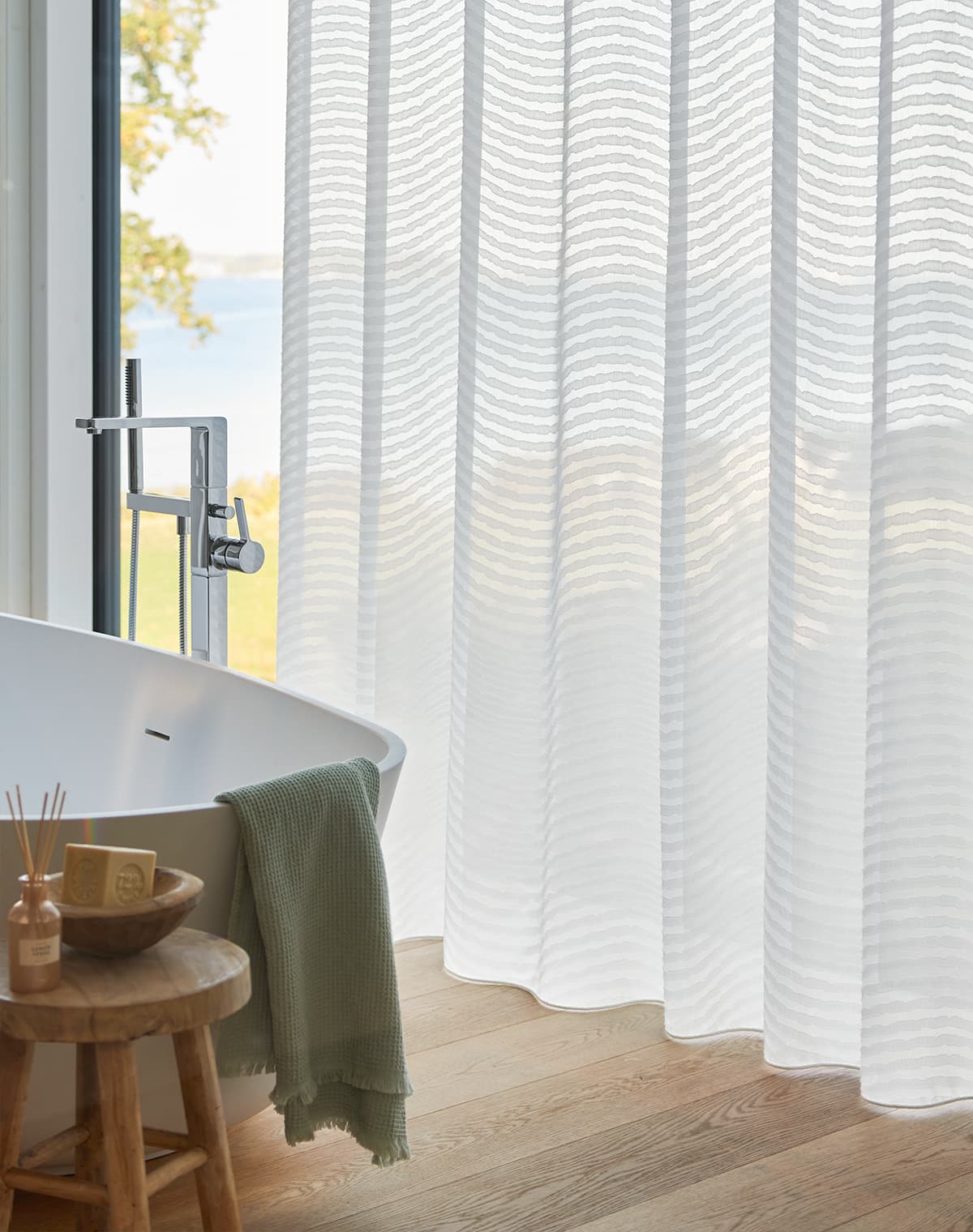 Weiße Gardine im Badezimmer
