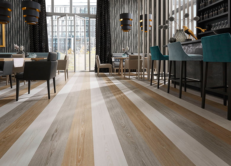 Vinylboden in Holzoptik verlegt in einer Bar