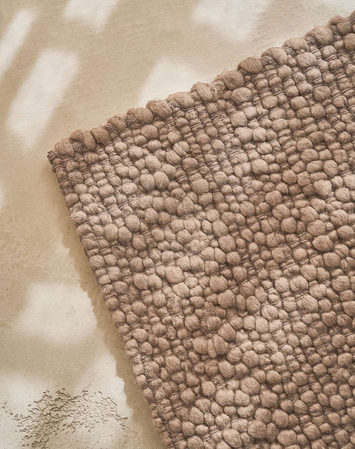 Beigefarbiger Teppich aus Wolle Detailbild