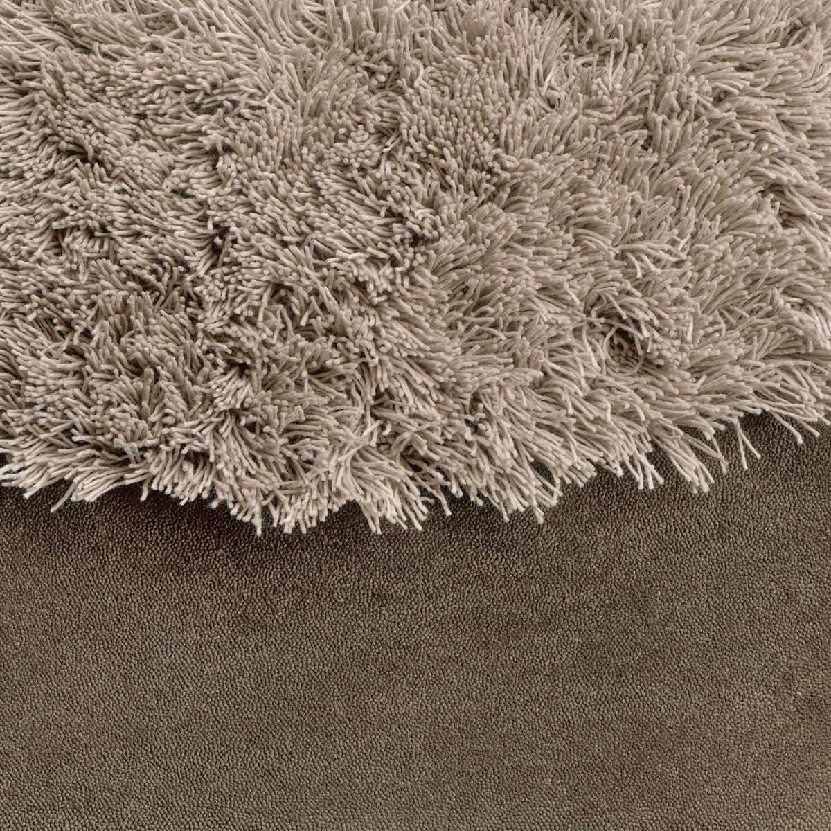 Dunkler Teppich in Braun mit hellen Details