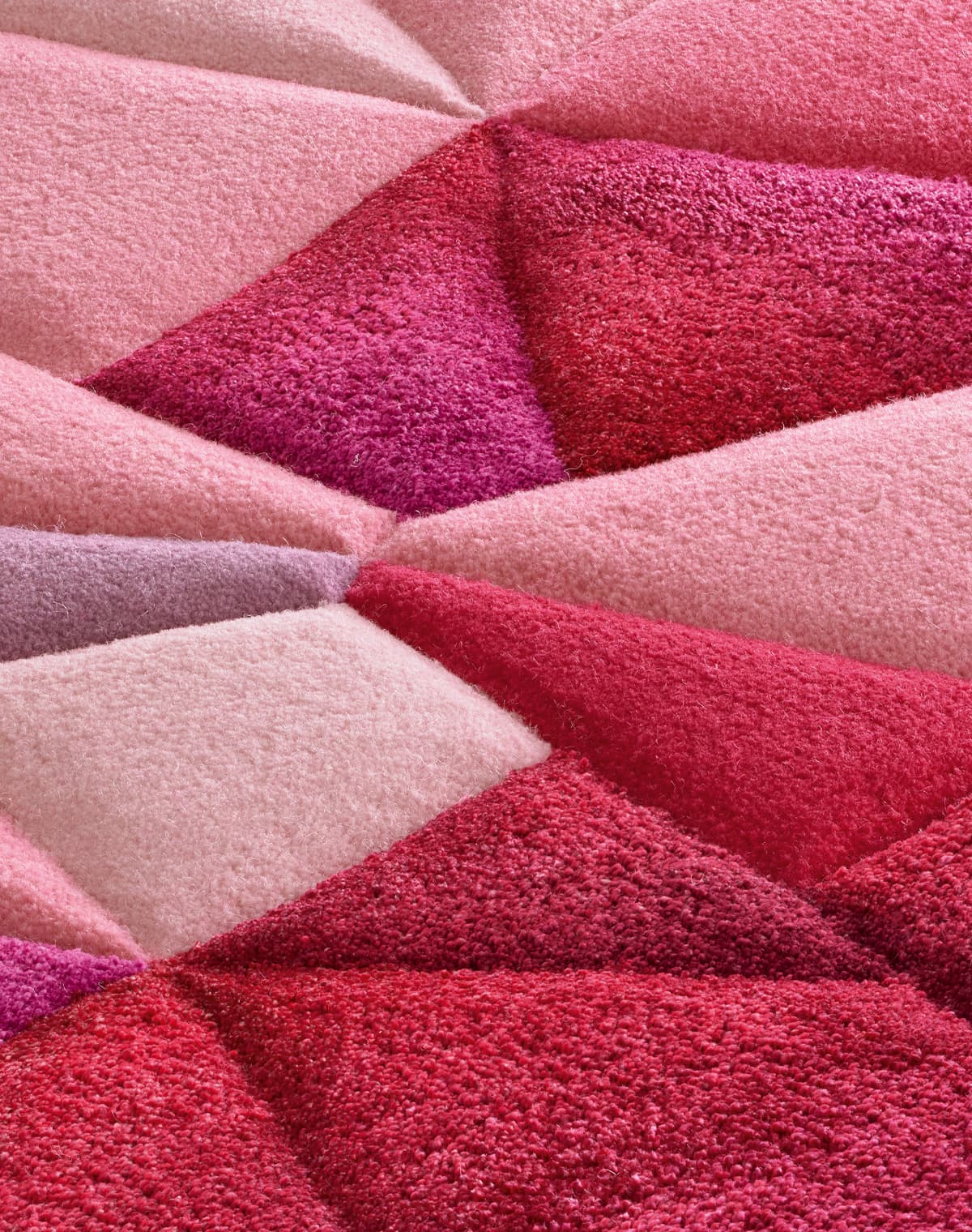 Pinker Teppich mit grafischen Muster