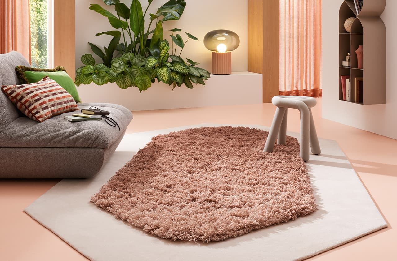 rosanes Teppichdesign in Form eines Octagons mit einem Rand der einen tieferen Flor hat als die Mitte