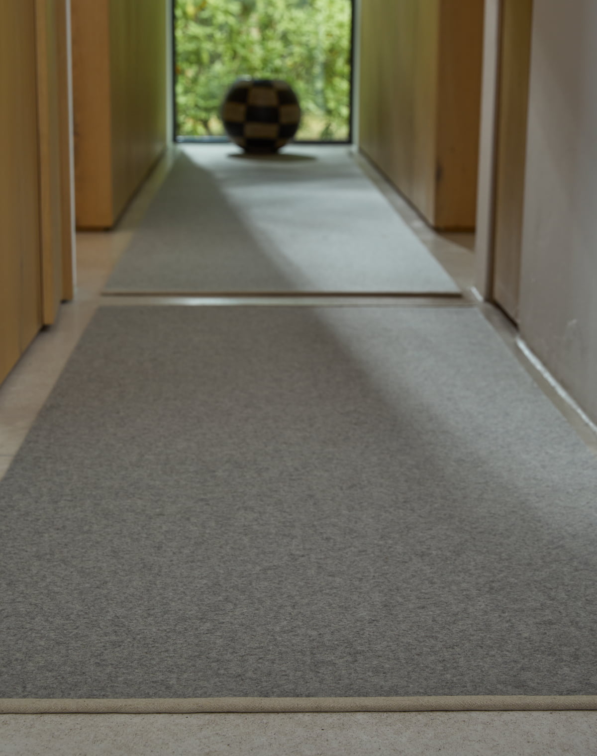Grauer Filzteppich im Flur