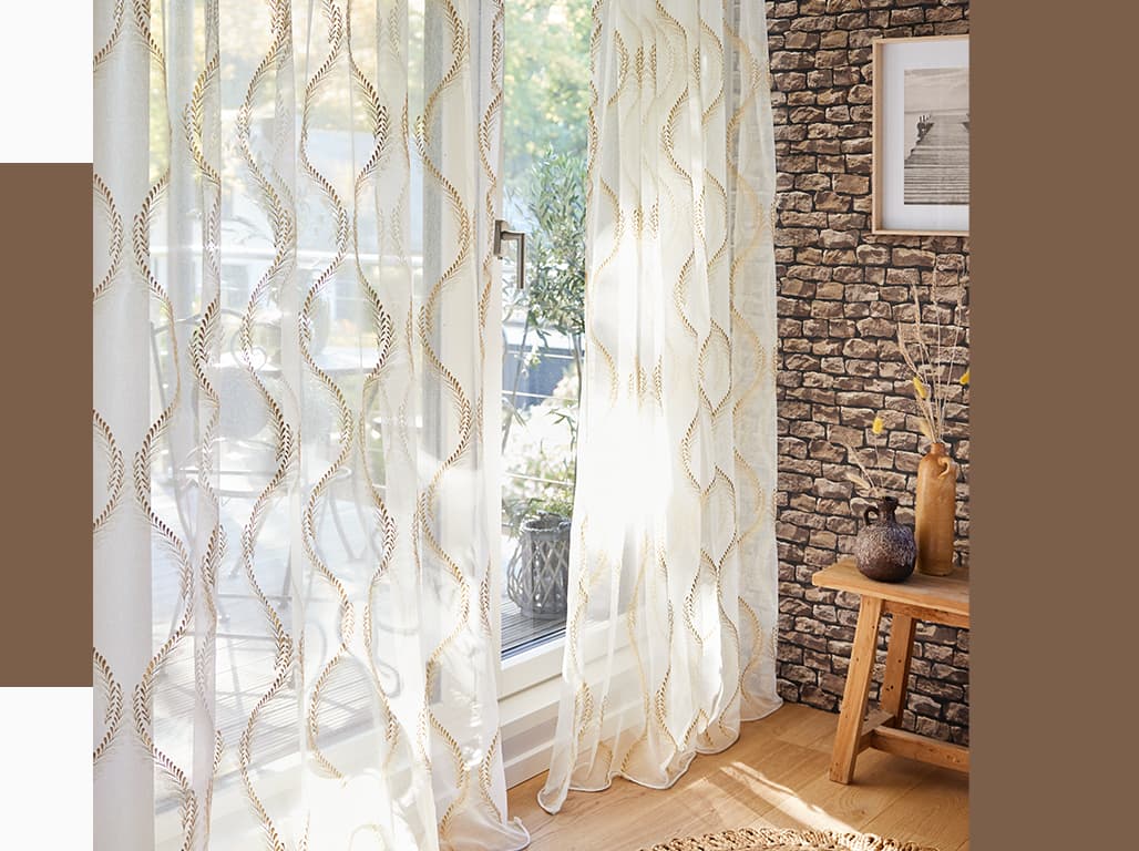 Weiße Gardine mit braunem floralem Streifendesign