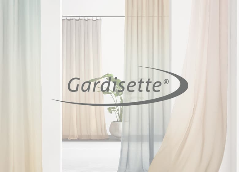 Eine Aufnahme von mehreren Vorhängen im Hintergrund, im Vordergrund ist das Gardisette-Logo.
