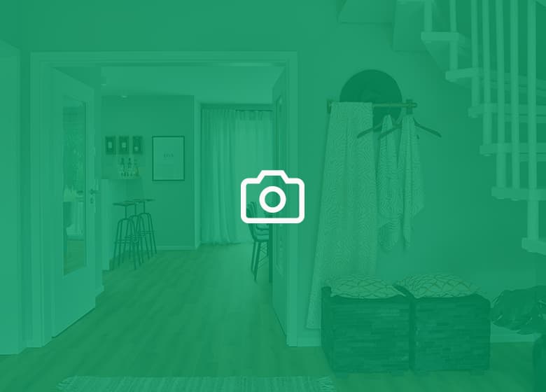 Das Bild zeigt eine Raumsituation mit einem grünen Filter und einem Fotosymbol im Vordergrund, das für das Hochladen eines eigenen Bildes steht.
