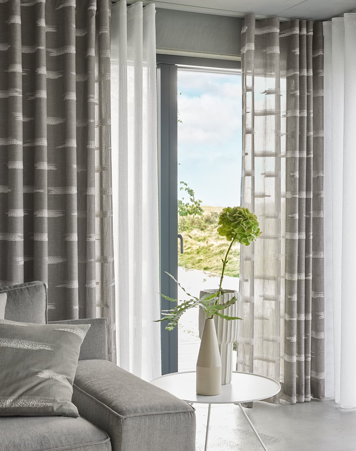 Grau-weiß gestreifte Gardine im Wohnzimmer