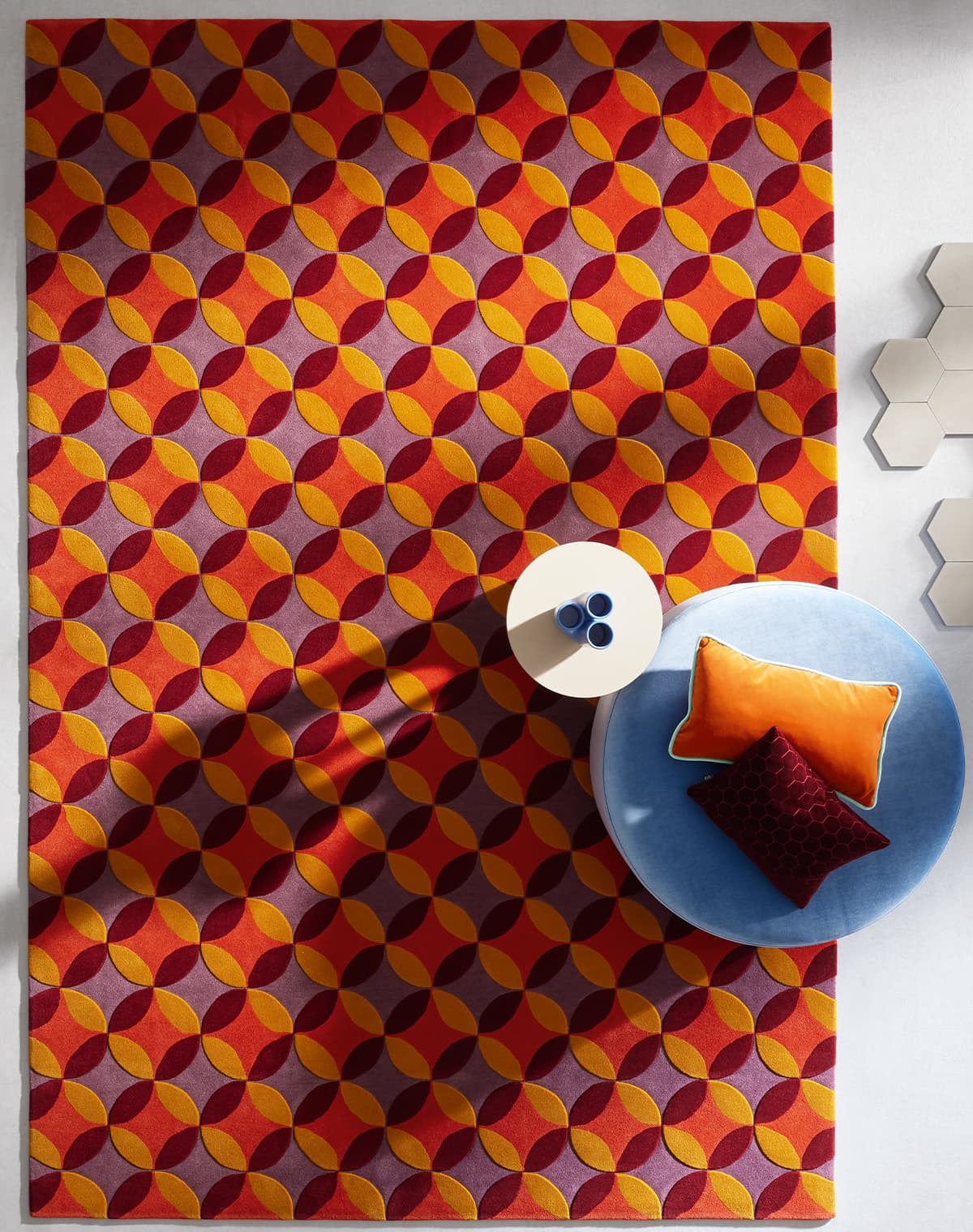 Teppich Be United Multi mit einem blauen Hocker und einem weißen Tisch aus der Vogelperspektive fotografiert