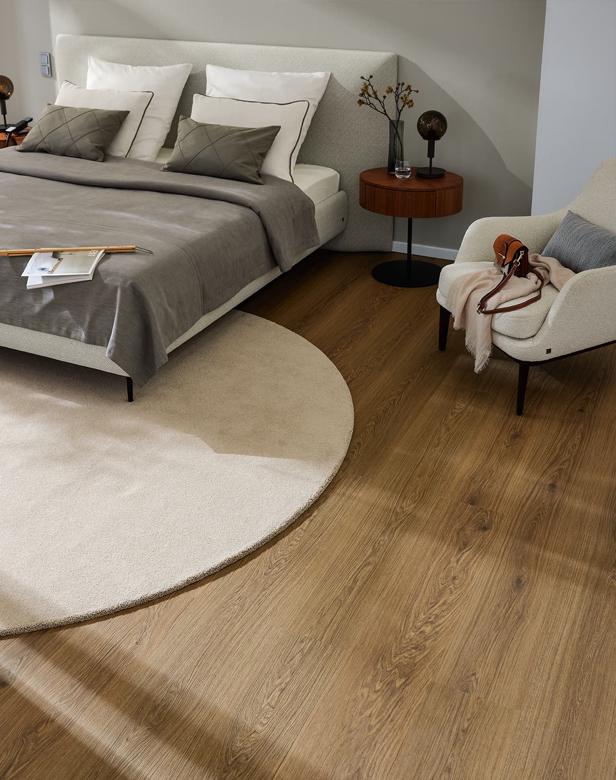 Schlafzimmer mit Vonylboden in Holzoptik.