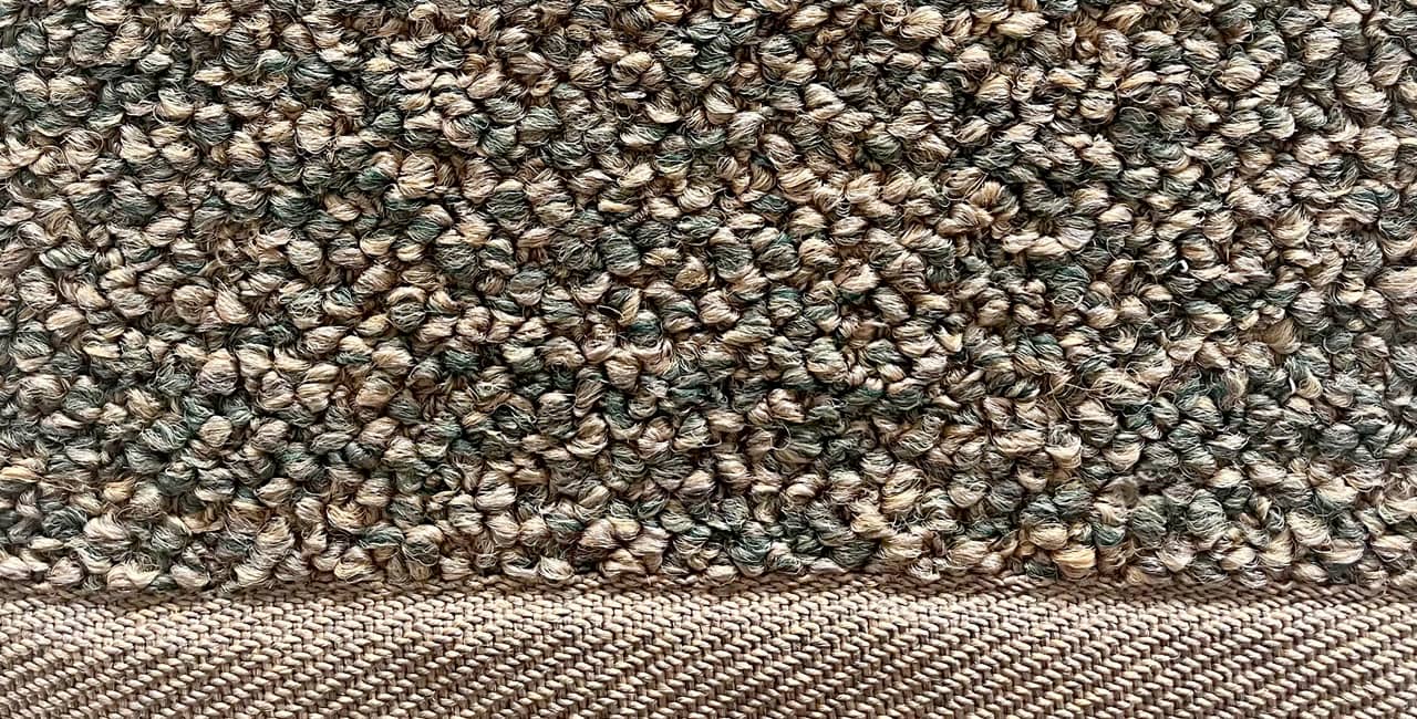Teppich in natürlichen Farben mit Bouclé-Charakter.