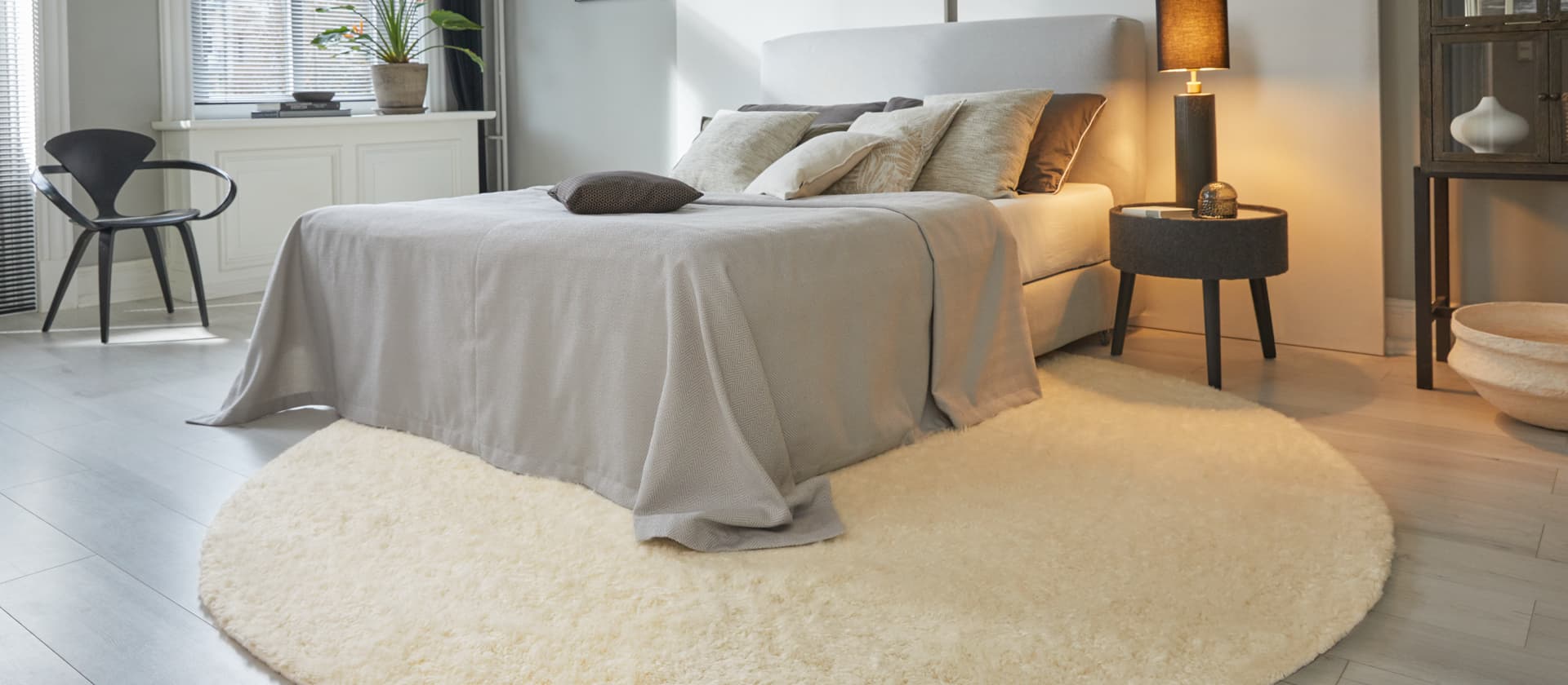 weißer Runder Teppich im Schlafzimmer