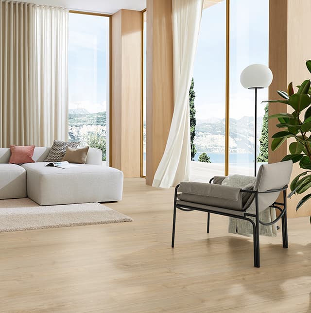 Wohnzimmer mit Vinylboden in Holzoptik.