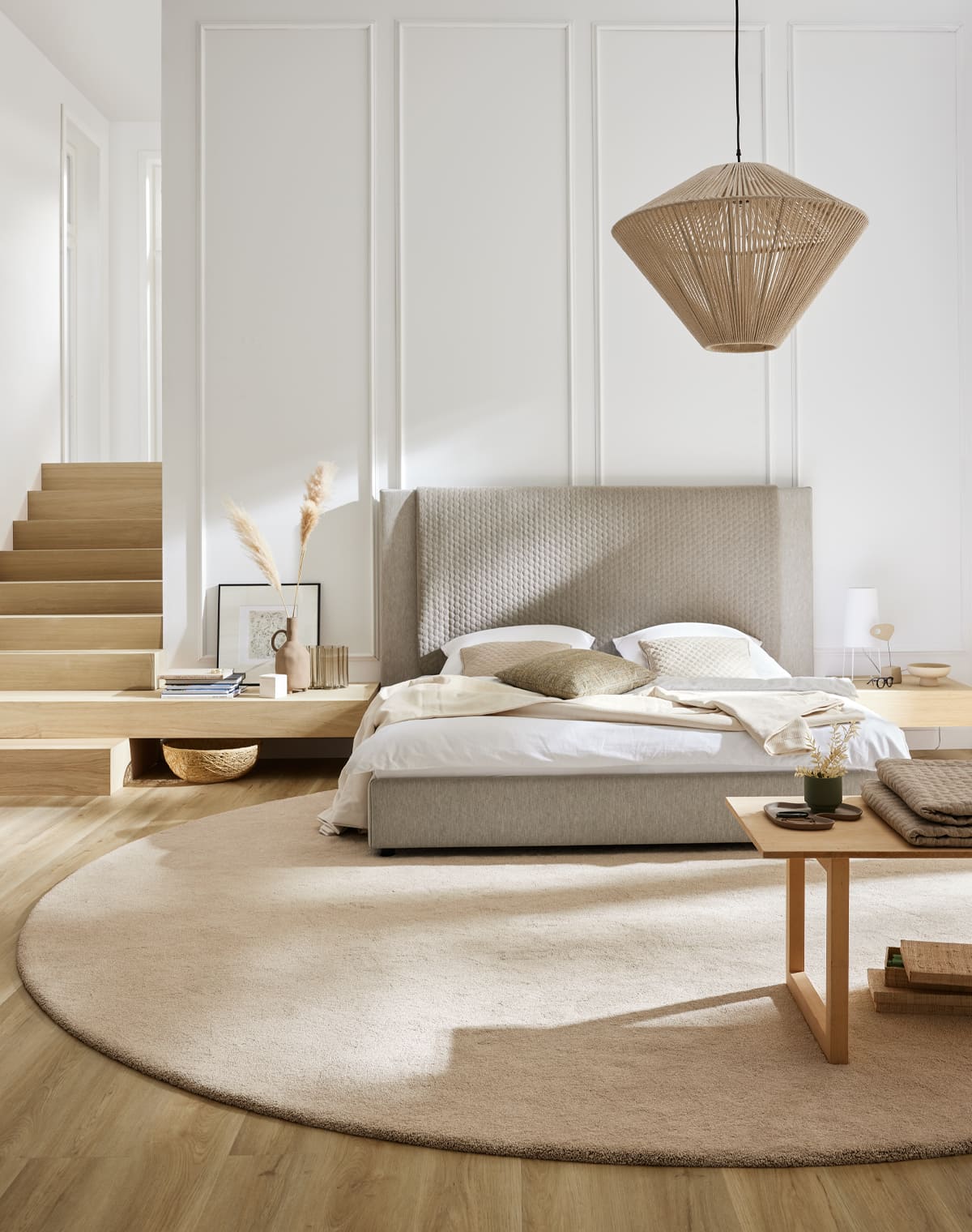 Runder Teppich im modern eingerichteten Schlafzimmer.