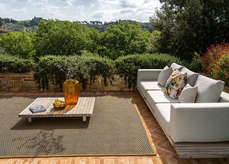 Lounge Ecke mit Outdoor Teppich auf einer Terasse 