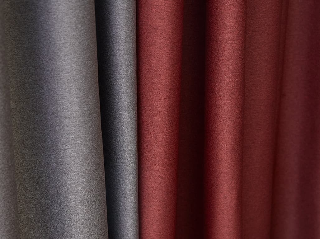 Rote und schwarze Gardine