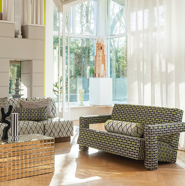Grau-schwarz gemusterte Sofas im Wohnzimmer