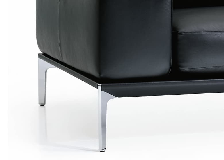 Nahaufnahme von chrome glanz Füßen eines schwarzen Ledersofas.