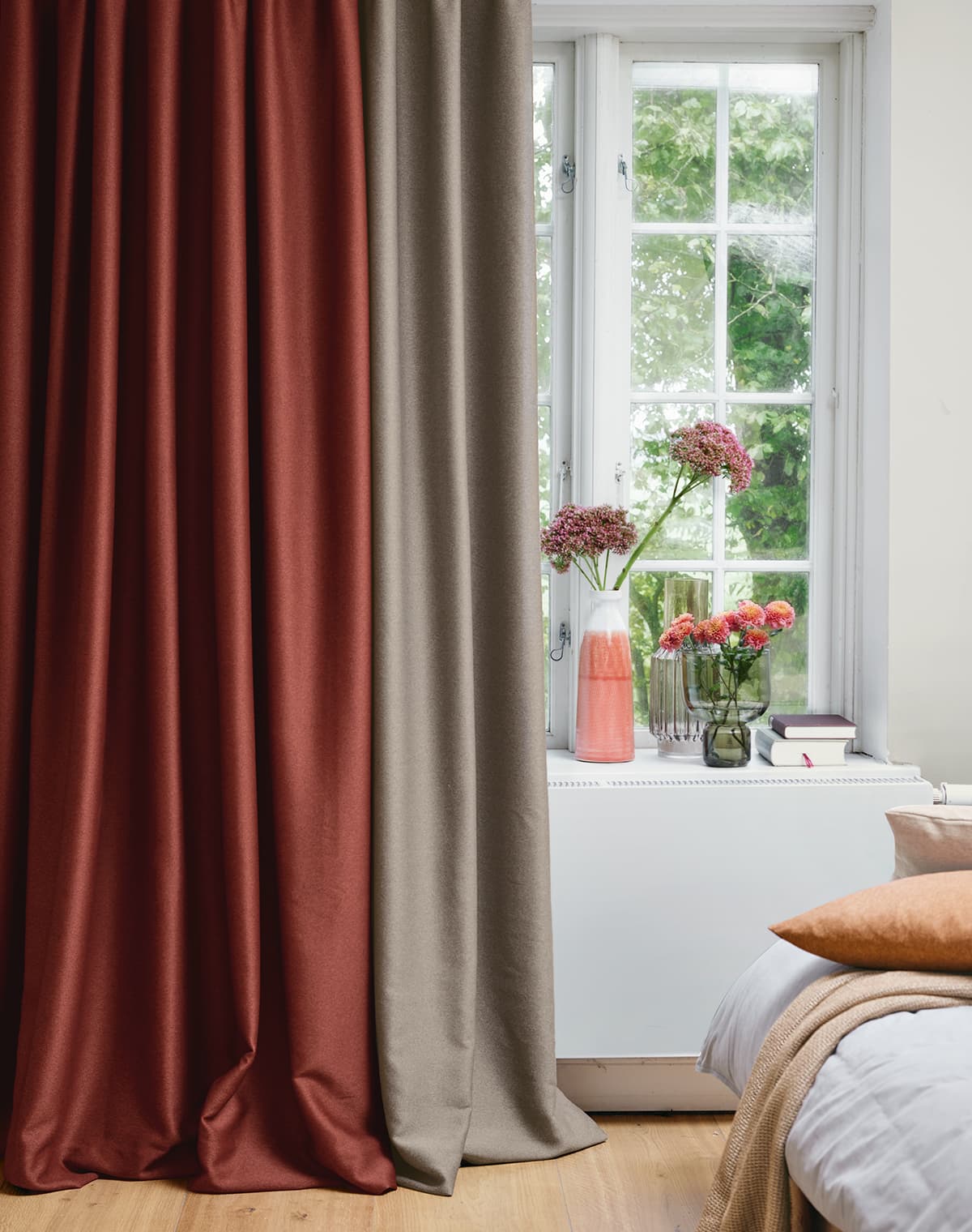 Rote & schwarze Gardine am Schlafzimmerfenster
