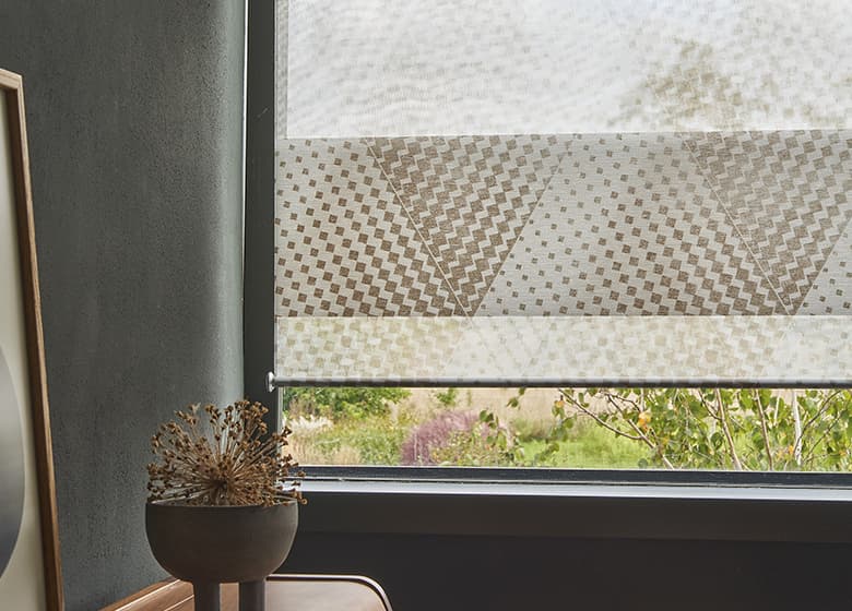 Doppelrollo am Fenster