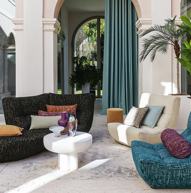 Couchlandschaft mit bunten Kissen