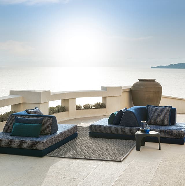 Outdoor-Möbel auf einer Terrasse vor dem Ozean