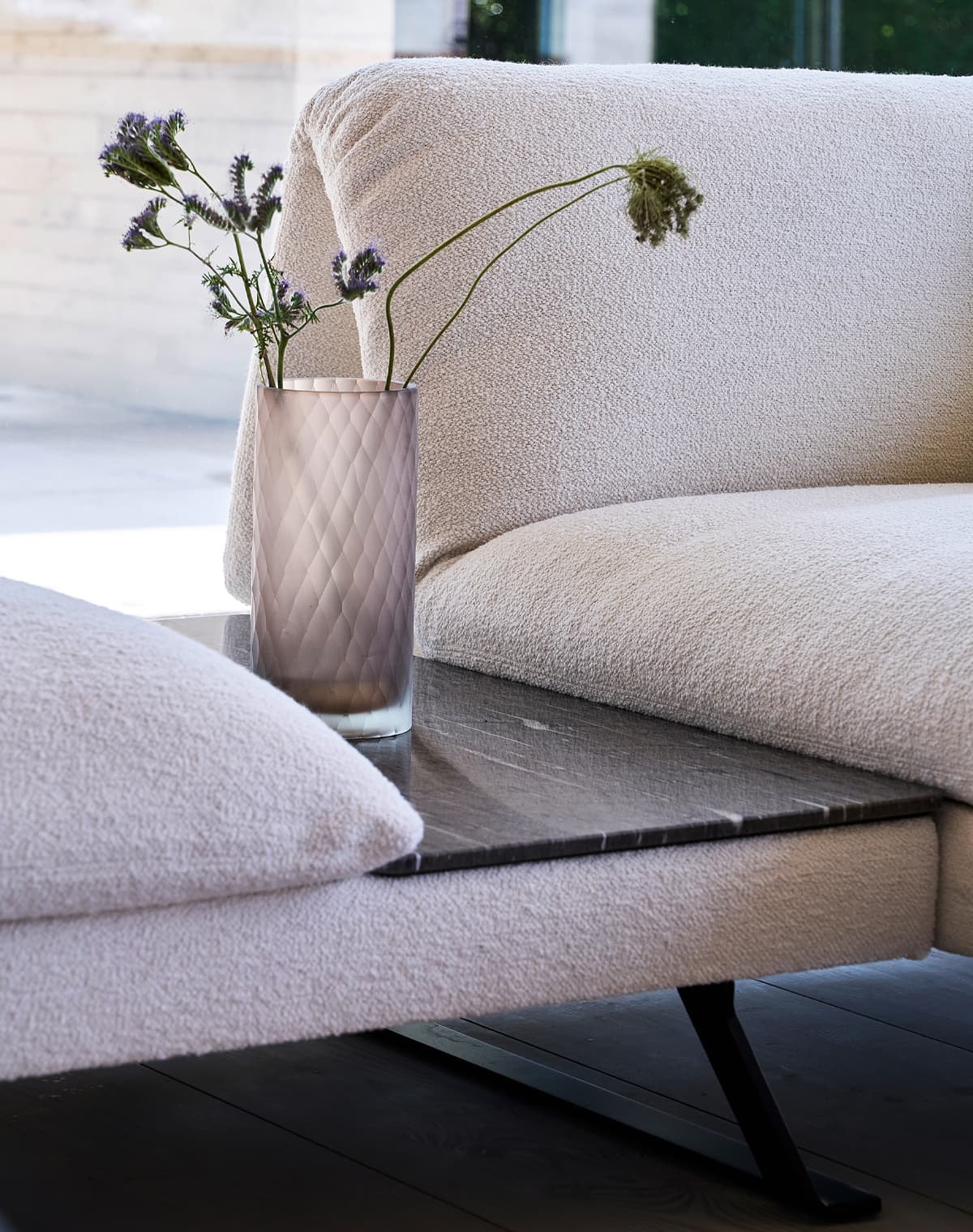 Nahaufnahem eines schwarzen Tischteils eines weißen Sofas