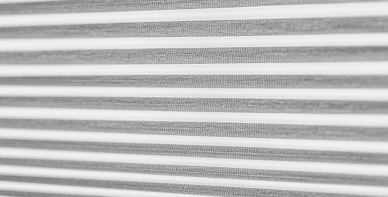 Eine Detailaufnahme von einem gemusterten Plissee.