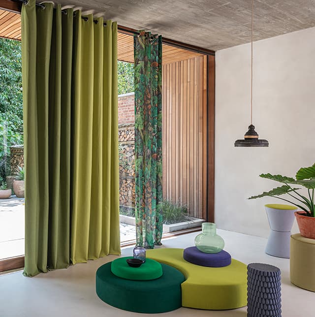 Terrassenfenster mit grünen und gelben Gardinen