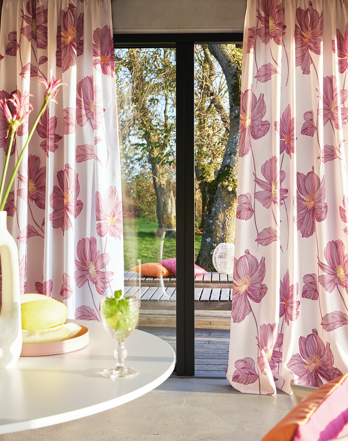 Rosa Gardine mit Rosenmuster am Terrassenfenster