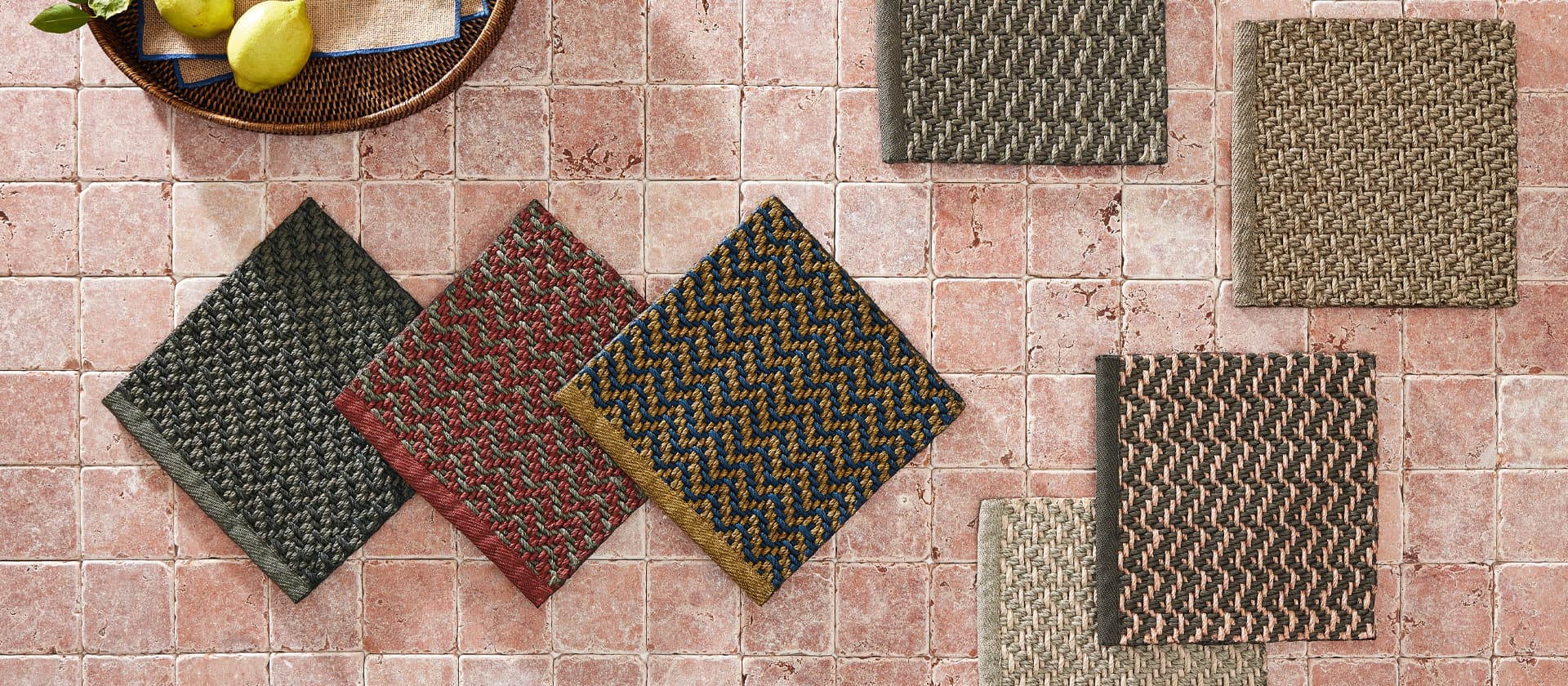 Collage Teppich-Farbmuster auf Roten Pflastersteinen