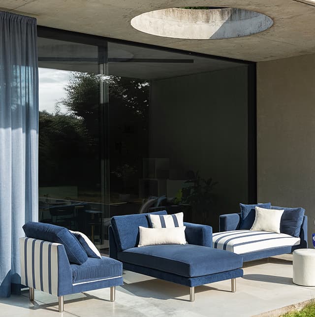 Blaue Sitzlandschaft auf der Terrasse